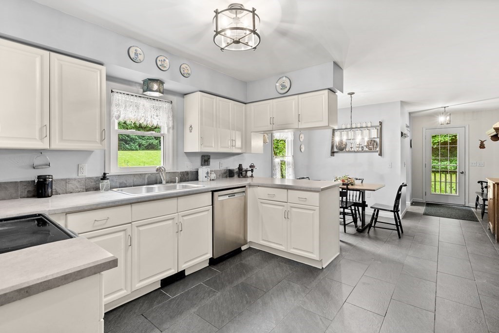 28 Glendale Road Sturbridge, MA 01518 - Photo 4 of 31