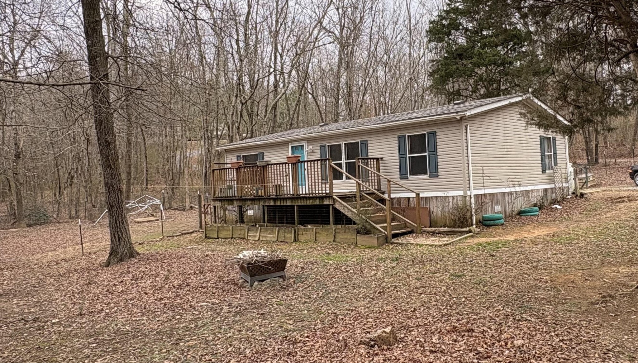 a view of a house with backyard