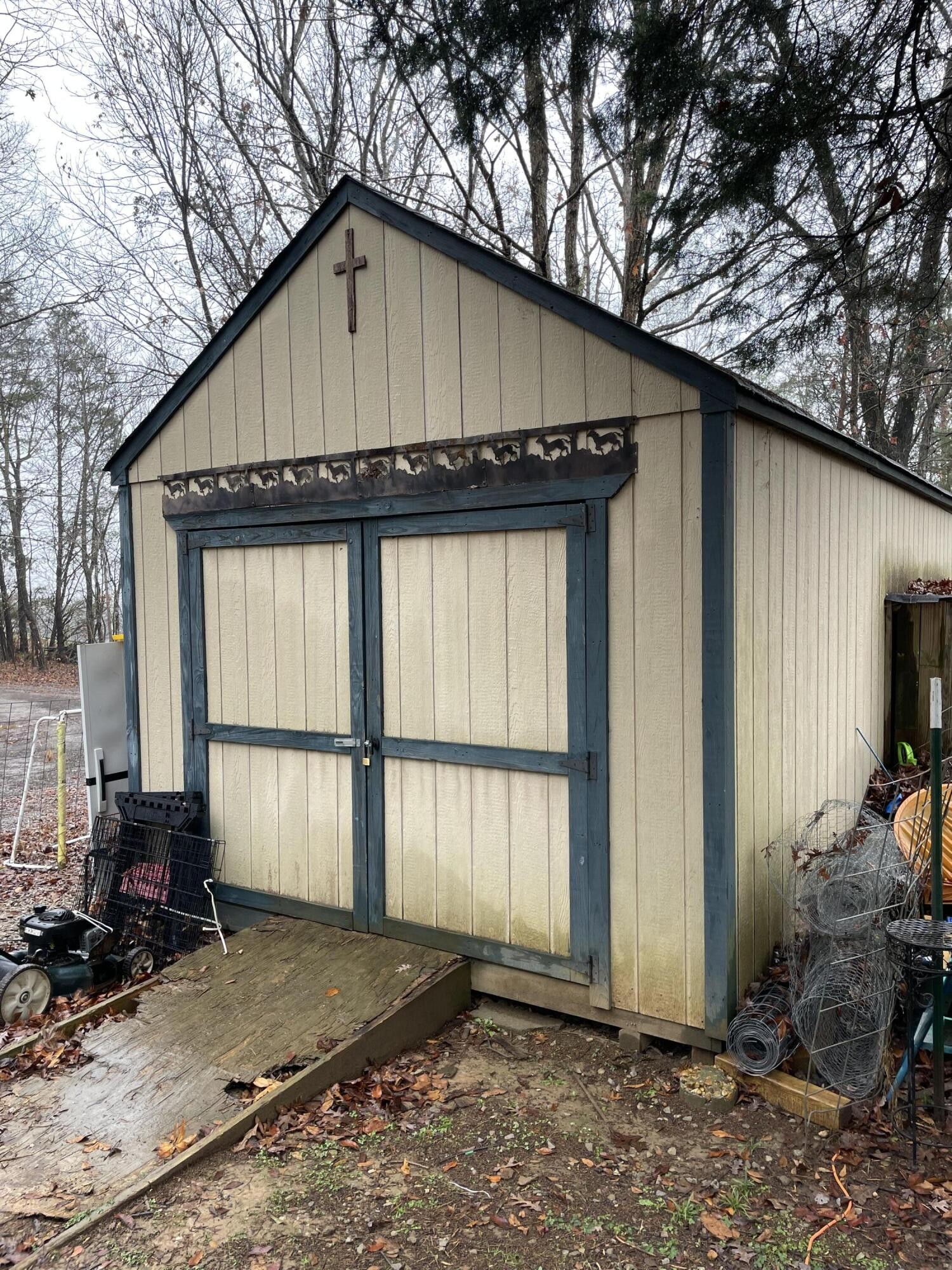 122 Haddock Lane Benton, TN 37307 - Photo 5 of 23 a front view of a house with garden