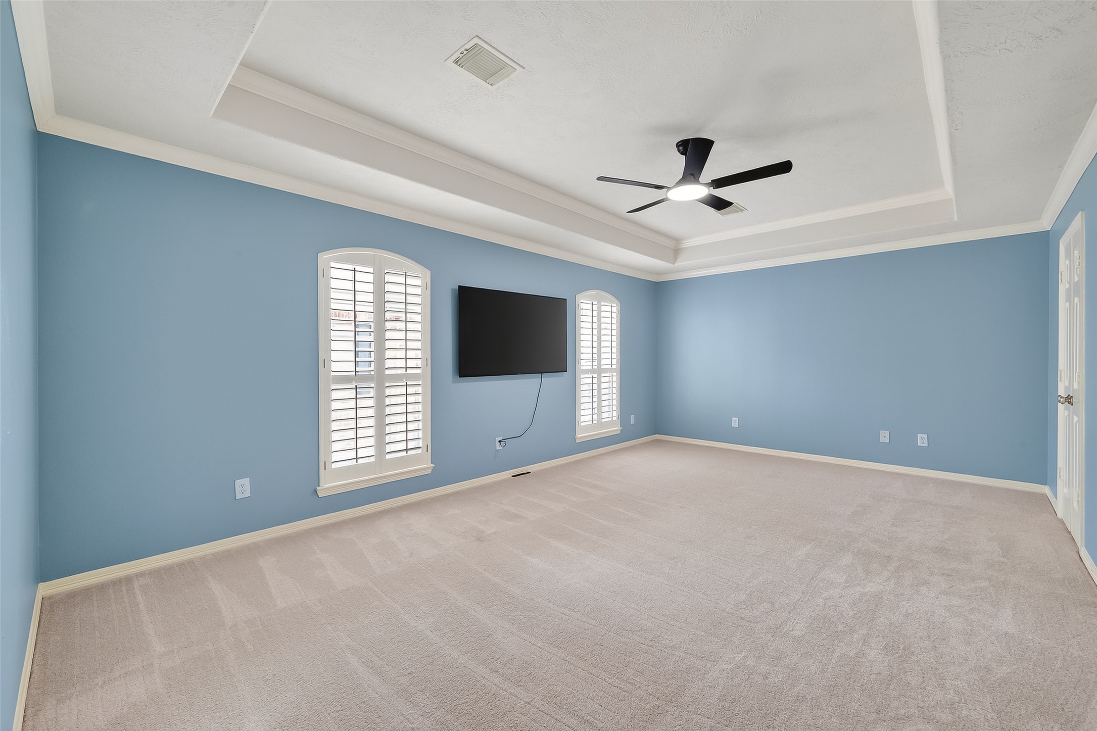 5835 Val Verde Street Houston, TX 77057 - Photo 19 of 21 a view of an empty room with a window