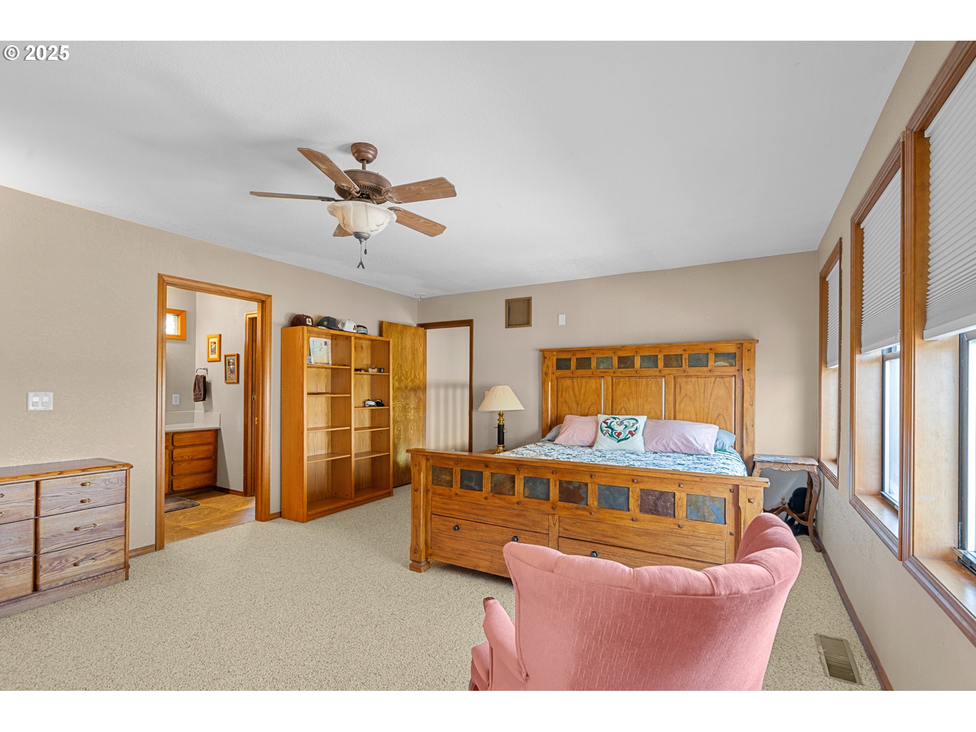 33551 East Progress Road Hermiston, OR 97838 - Photo 11 of 35 a living room with furniture and a large window
