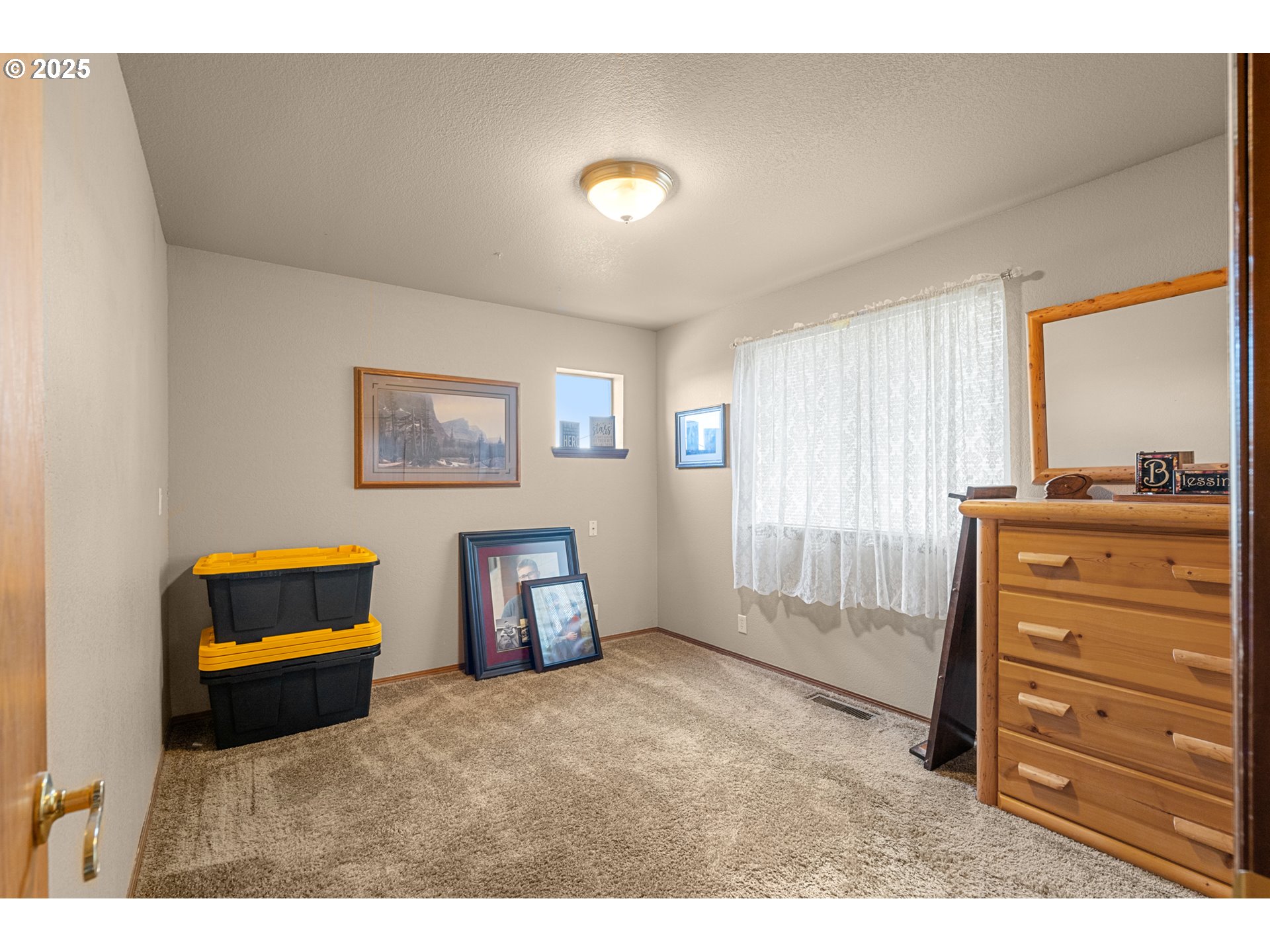 33551 East Progress Road Hermiston, OR 97838 - Photo 15 of 35 a living room with furniture and a window