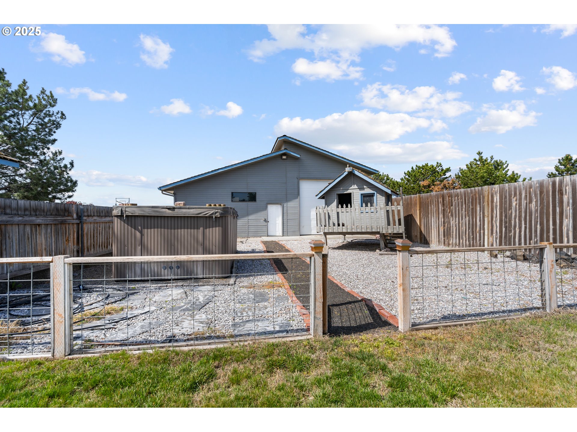 33551 East Progress Road Hermiston, OR 97838 - Photo 28 of 35 a view of a house with wooden fence next to a yard