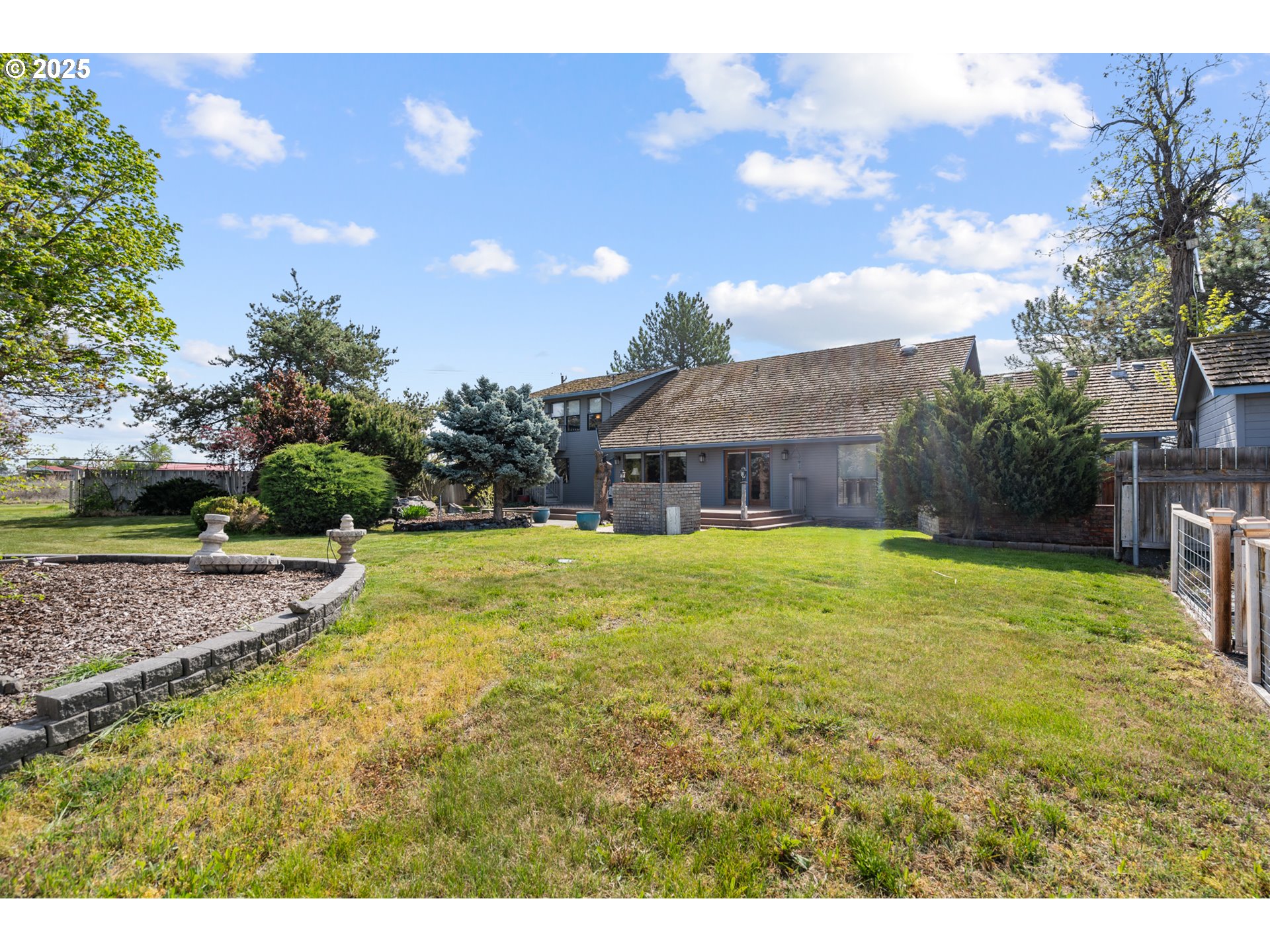 33551 East Progress Road Hermiston, OR 97838 - Photo 29 of 35 a view of a house with a yard