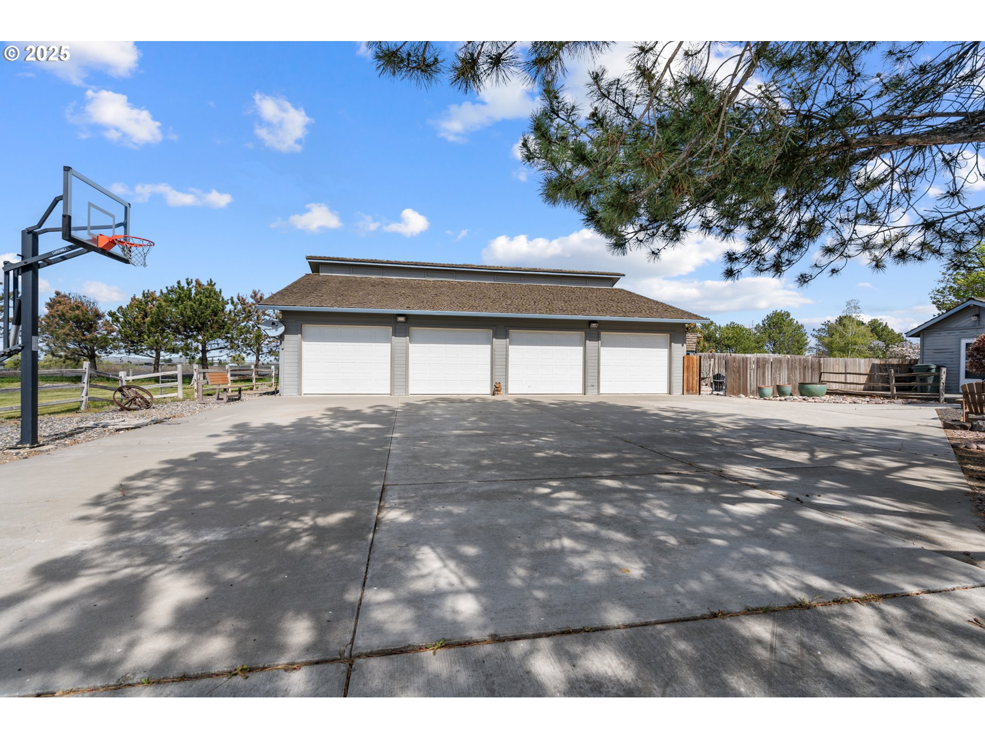 33551 East Progress Road Hermiston, OR 97838 - Photo 31 of 35 a house view with a outdoor space
