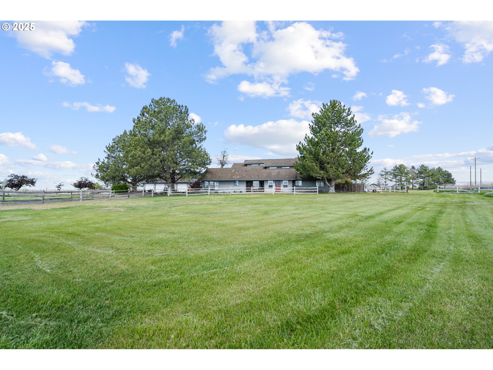 33551 East Progress Road Hermiston, OR 97838 - Photo 34 of 35 a view of yard with outdoor seating and green space