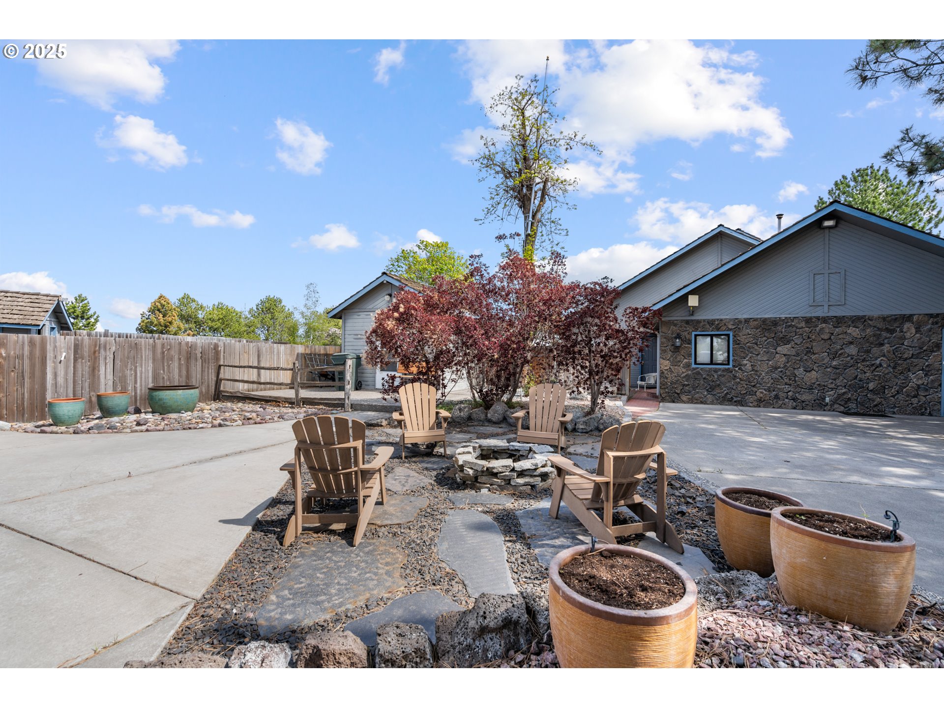 33551 East Progress Road Hermiston, OR 97838 - Photo 35 of 35 a view of a backyard and patio