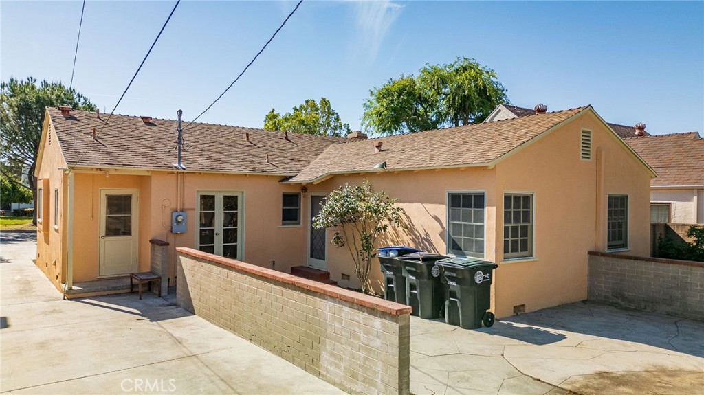 1425 Thompson Avenue Glendale, CA 91201 - Photo 5 of 44 a view of a house with a patio