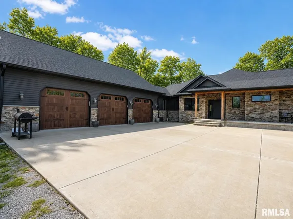 $749,000 | 857 Ariel View Lane, De Soto, IL 62924