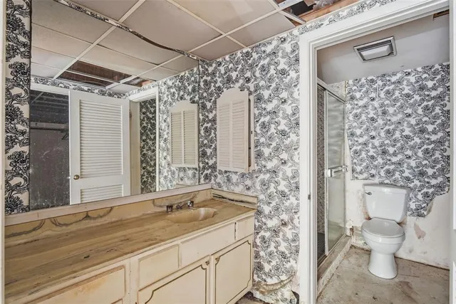 a bathroom with a toilet and a shower