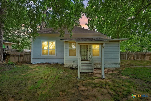 $216,900 | 407 East 7th Street, Cameron, TX 76520