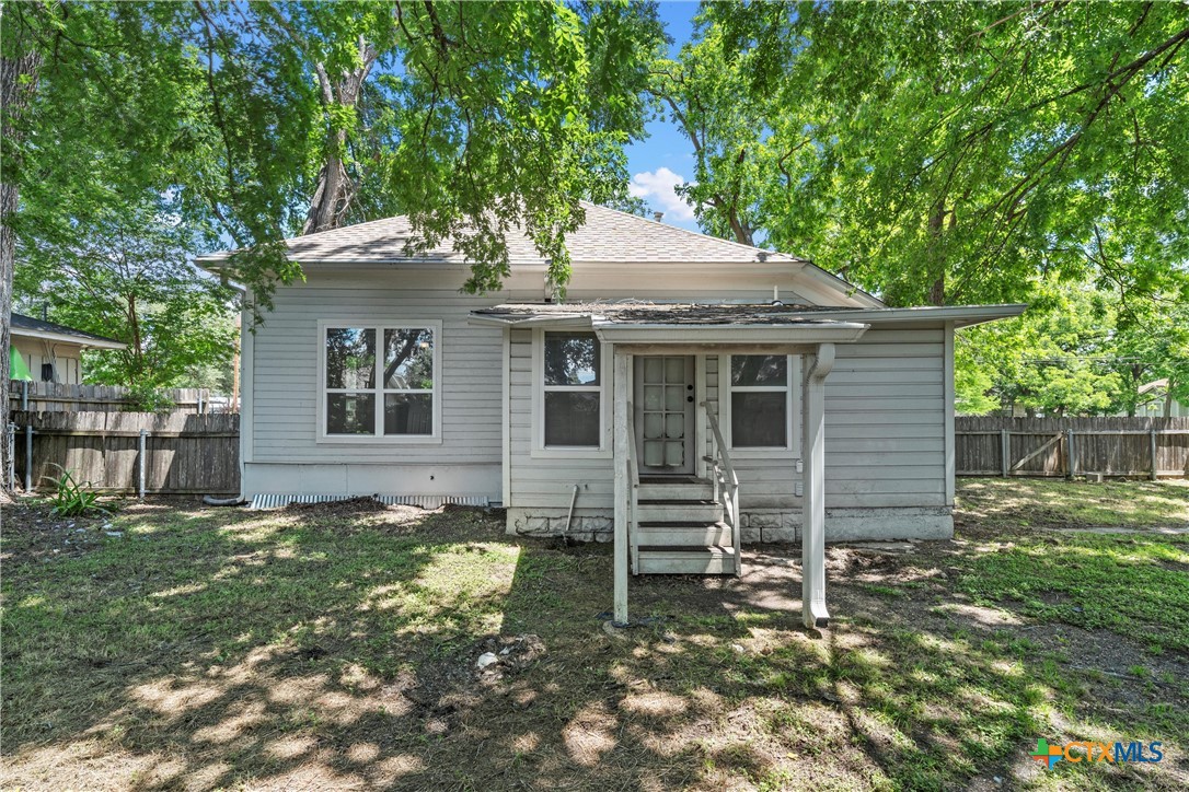 407 East 7th Street Cameron, TX 76520 - Photo 32 of 43 a backyard of a house