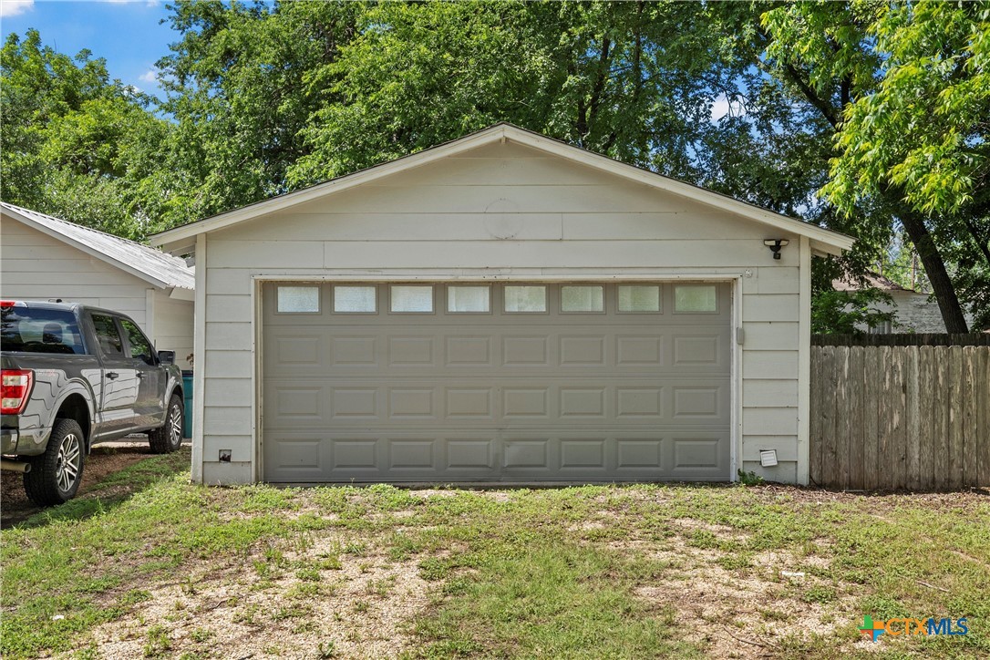 407 East 7th Street Cameron, TX 76520 - Photo 4 of 43 a house with a outdoor space