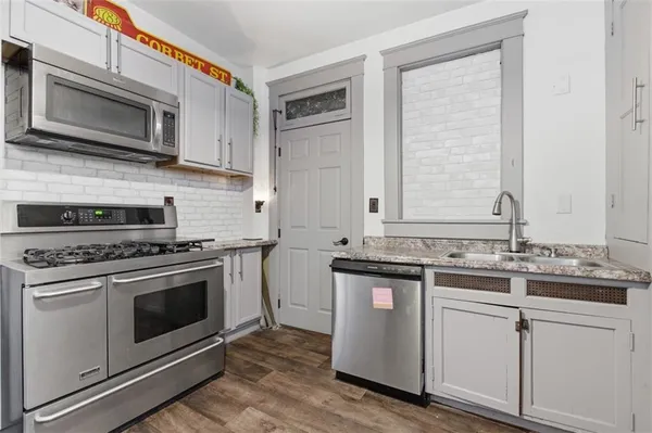 an empty room with closet and a ceiling fan