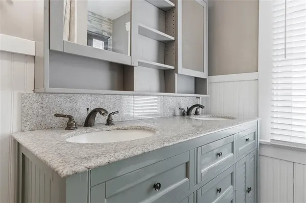 a view of a big room with closet and windows