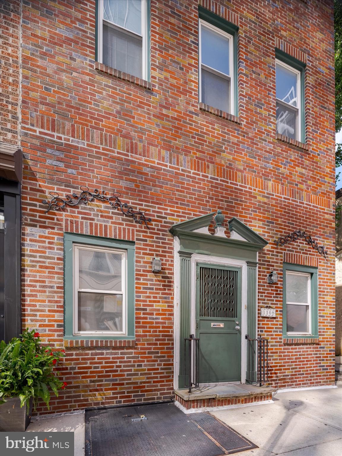 1108 Locust Street Philadelphia, PA 19107 - Photo 5 of 33 a front view of a house