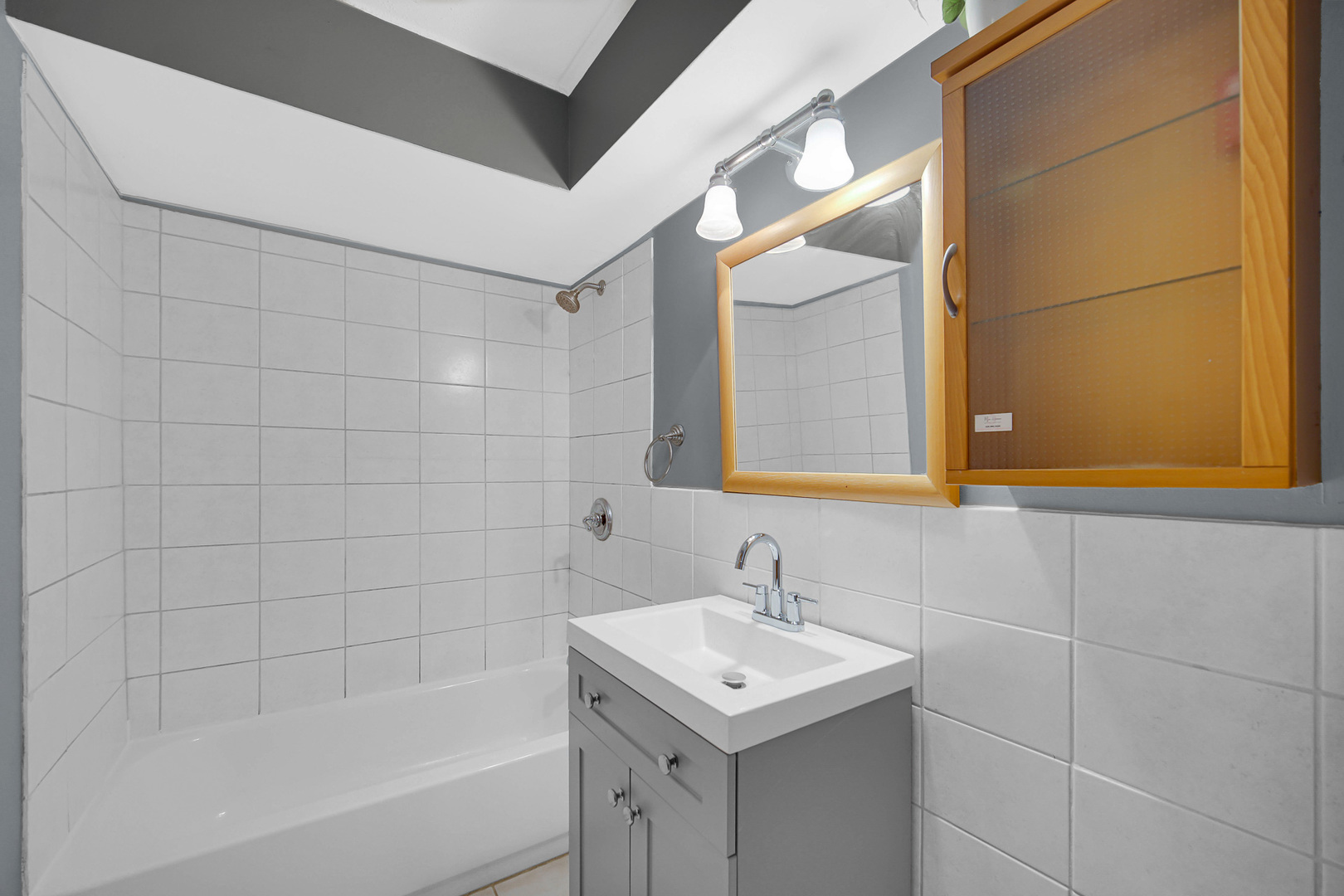 491 Timber Ridge Drive, Unit 101 Carol Stream, IL 60188 - Photo 12 of 19 a bathroom with a sink and a bathtub