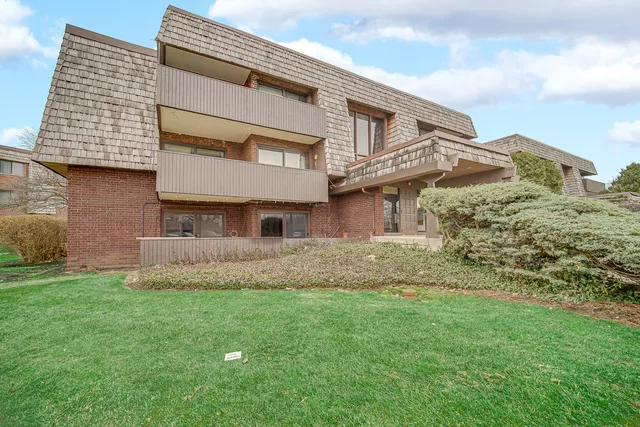 $189,000 | 491 Timber Ridge Drive, Unit 101, Carol Stream, IL 60188