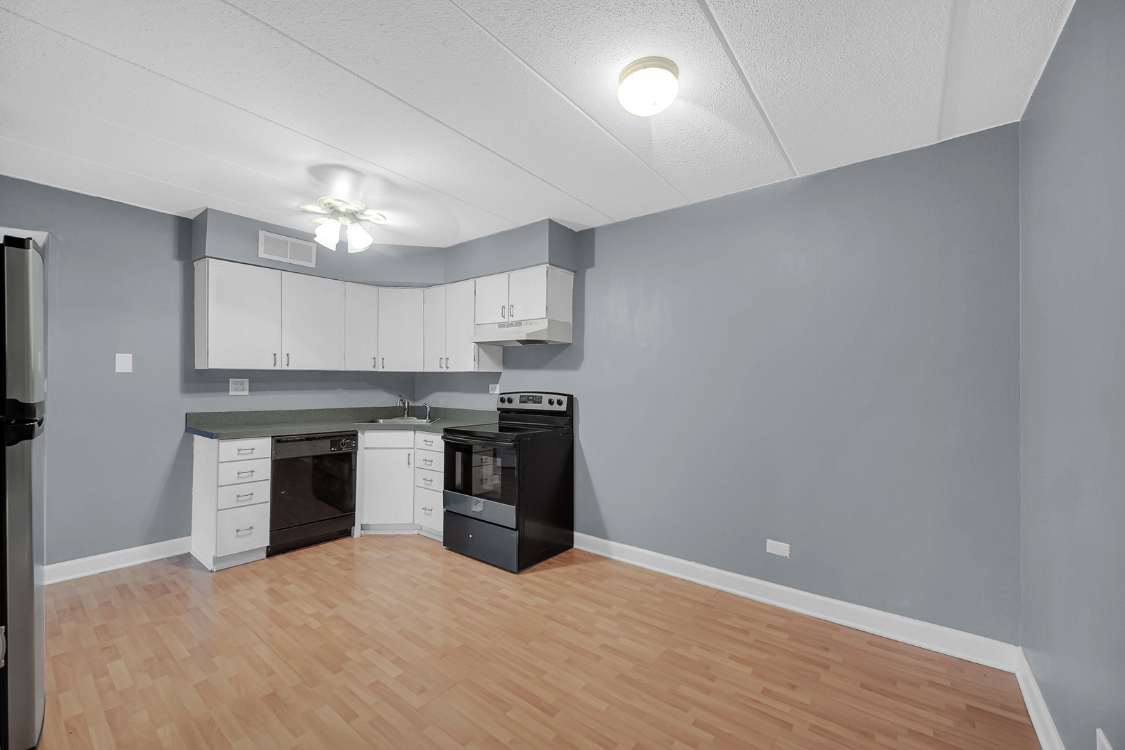 491 Timber Ridge Drive, Unit 101 Carol Stream, IL 60188 - Photo 6 of 19 a kitchen with a stove and a refrigerator