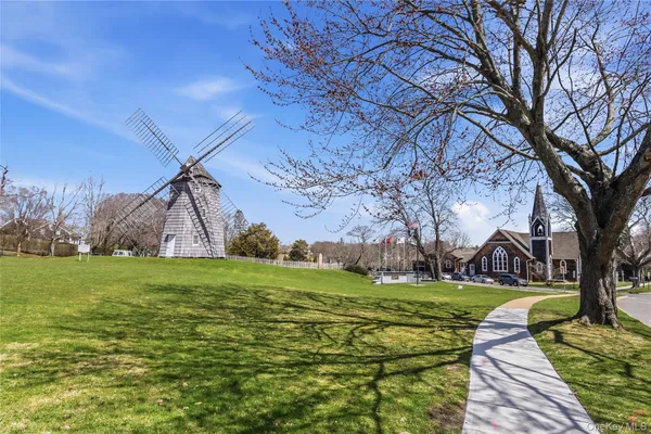 $899,999 | 73 Manor Lane South, East Hampton, NY 11937