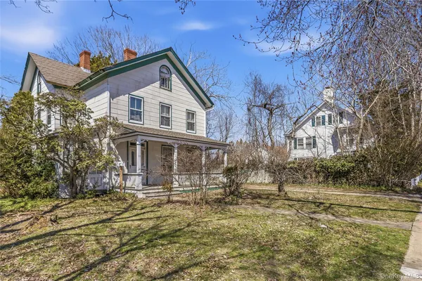 $899,999 | 73 Manor Lane South, East Hampton, NY 11937