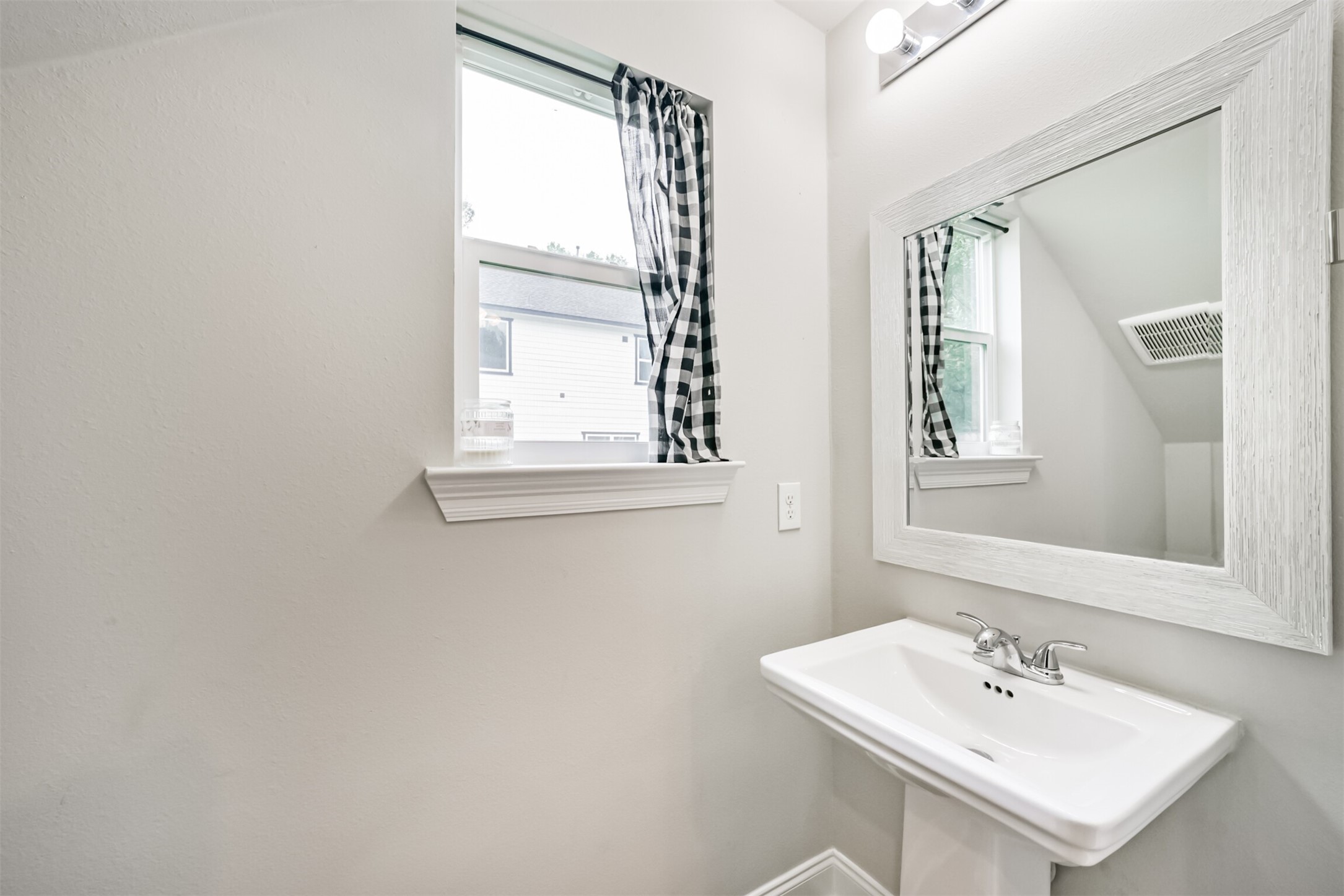 725 Magnolia Point Drive Huffman, TX 77336 - Photo 15 of 33 Half Bath