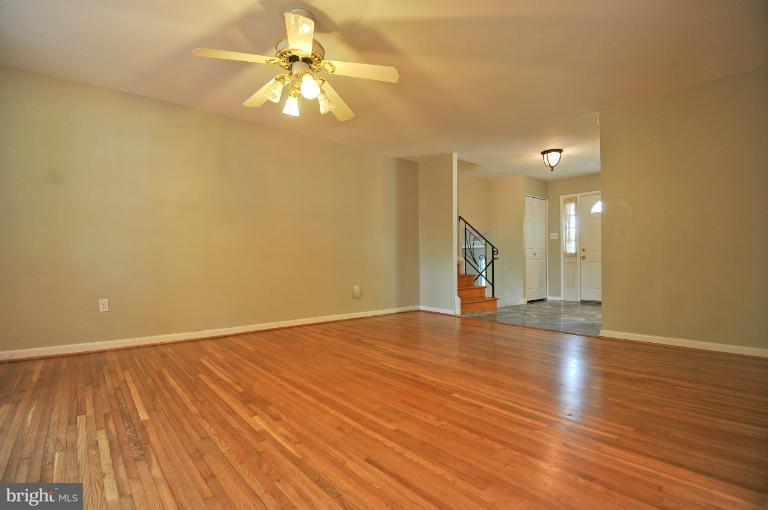 504 Fieldstone Road Silver Spring, MD 20905 - Photo 11 of 30 Living Room