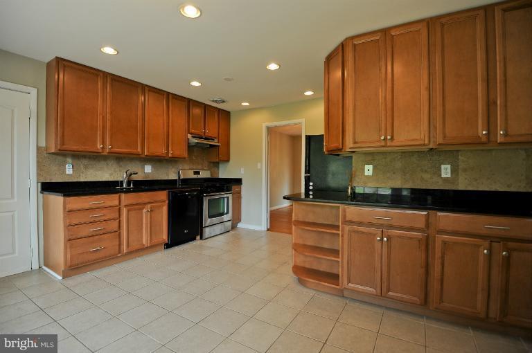 504 Fieldstone Road Silver Spring, MD 20905 - Photo 14 of 30 Kitchen