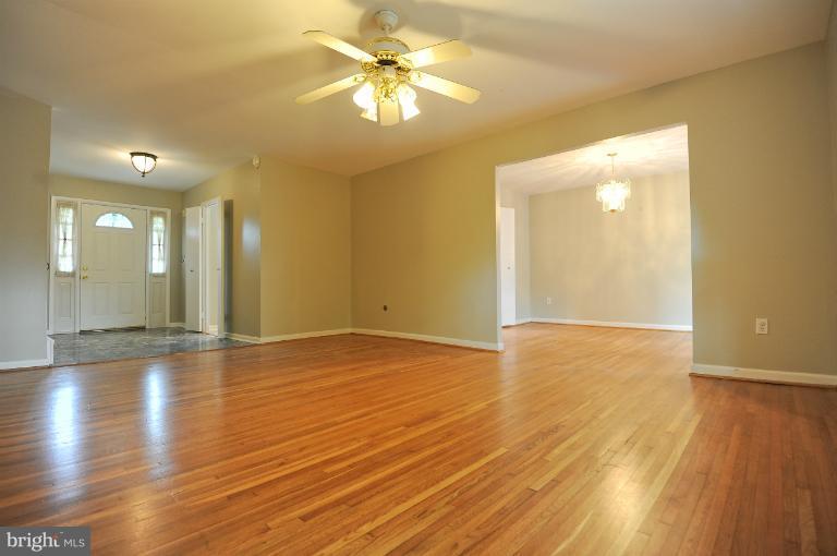 504 Fieldstone Road Silver Spring, MD 20905 - Photo 17 of 30 Living Room
