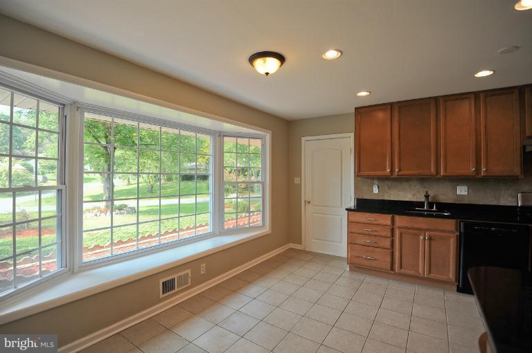 504 Fieldstone Road Silver Spring, MD 20905 - Photo 5 of 30 Bay window and Breakfast Area