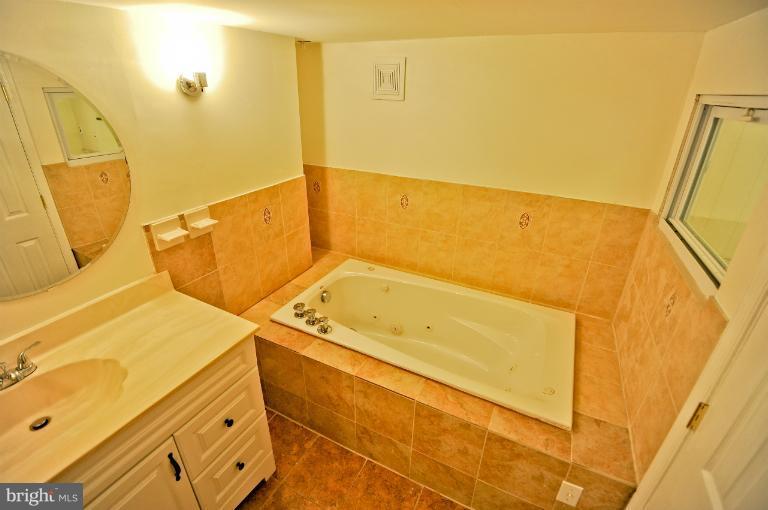 504 Fieldstone Road Silver Spring, MD 20905 - Photo 8 of 30 In law suite Bathroom with jacuzzi