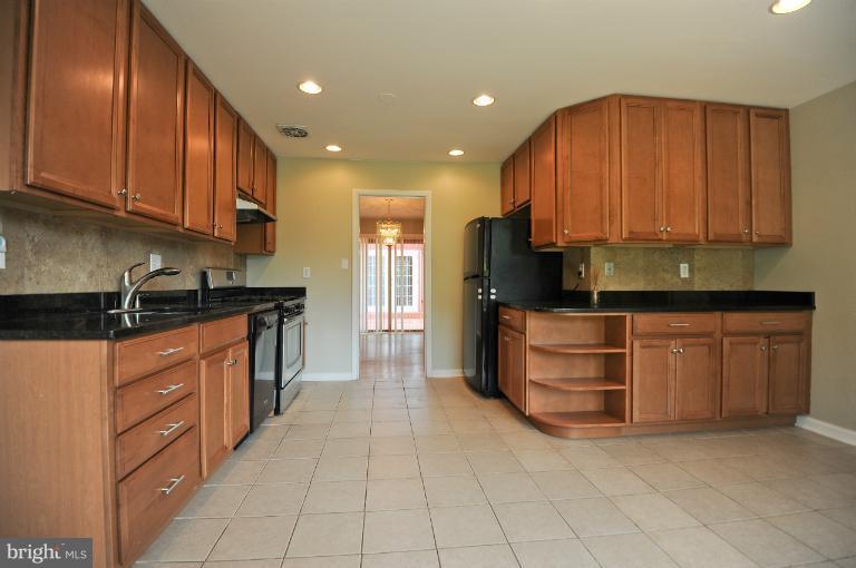 504 Fieldstone Road Silver Spring, MD 20905 - Photo 9 of 30 Kitchen