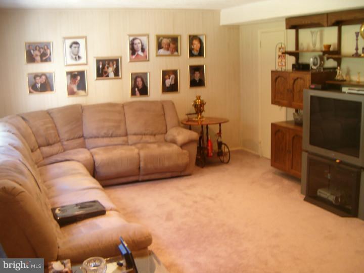 9709 Wynmill Road Philadelphia, PA 19115 - Photo 18 of 25 Family Room