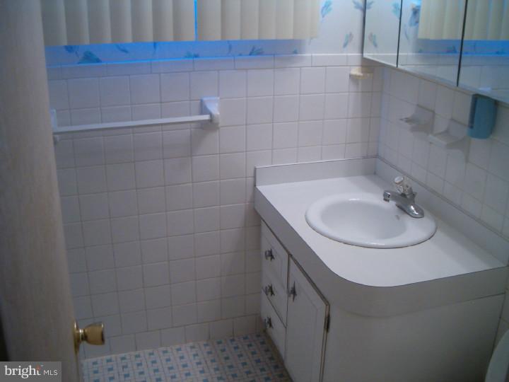 9709 Wynmill Road Philadelphia, PA 19115 - Photo 23 of 25 Bathroom