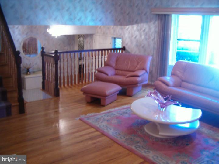 9709 Wynmill Road Philadelphia, PA 19115 - Photo 8 of 25 Living Room