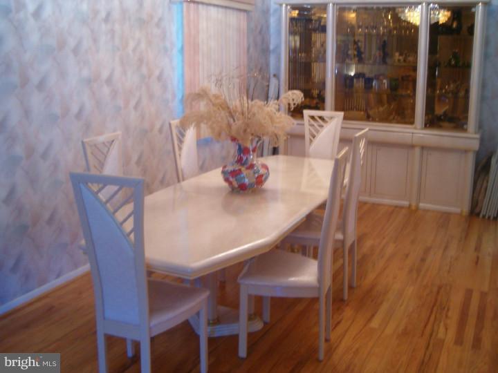 9709 Wynmill Road Philadelphia, PA 19115 - Photo 10 of 25 Living Room