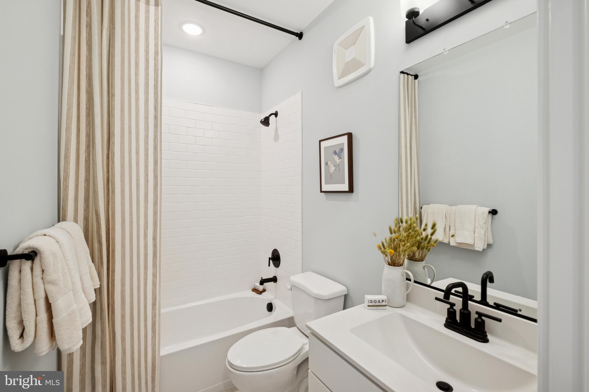 14960 Deco Circle Chantilly, VA 20151 - Photo 31 of 35 a bathroom with a sink a toilet and a bathtub