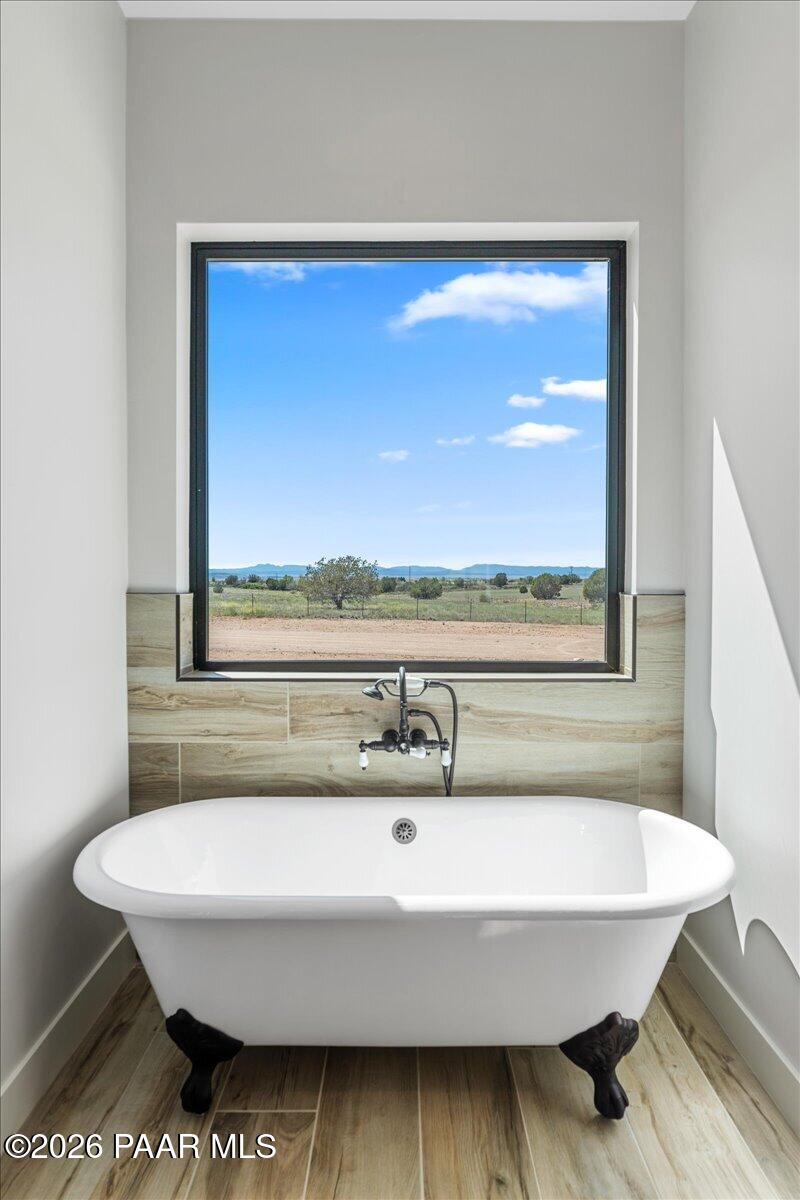 1170 East Cougar Ridge Road Paulden, AZ 86334 - Photo 19 of 59 Primary Bathroom Tub