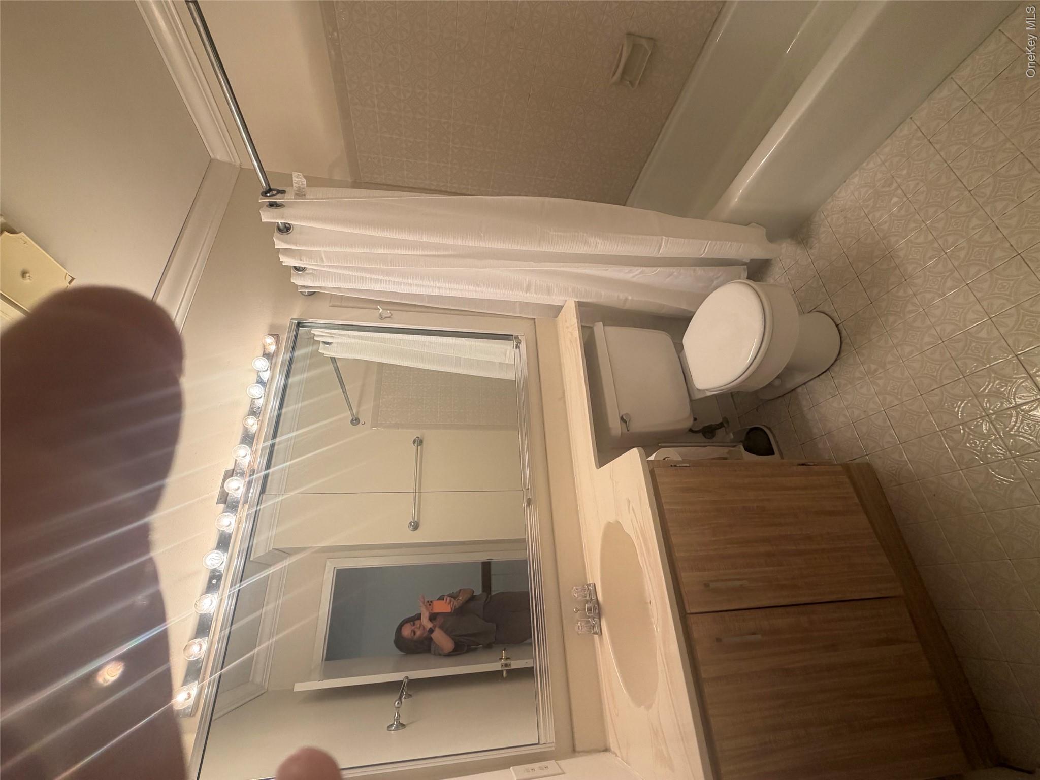 75 Greenway Close, Unit 75 Rye Brook, NY 10573 - Photo 16 of 23 Second floor full bath