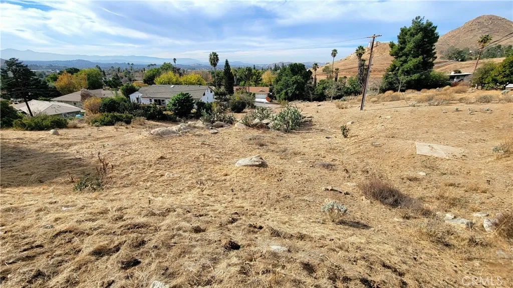 2935 Galaxie Road Riverside, CA 92507 - Photo 18 of 35 a view of a dry yard with houses