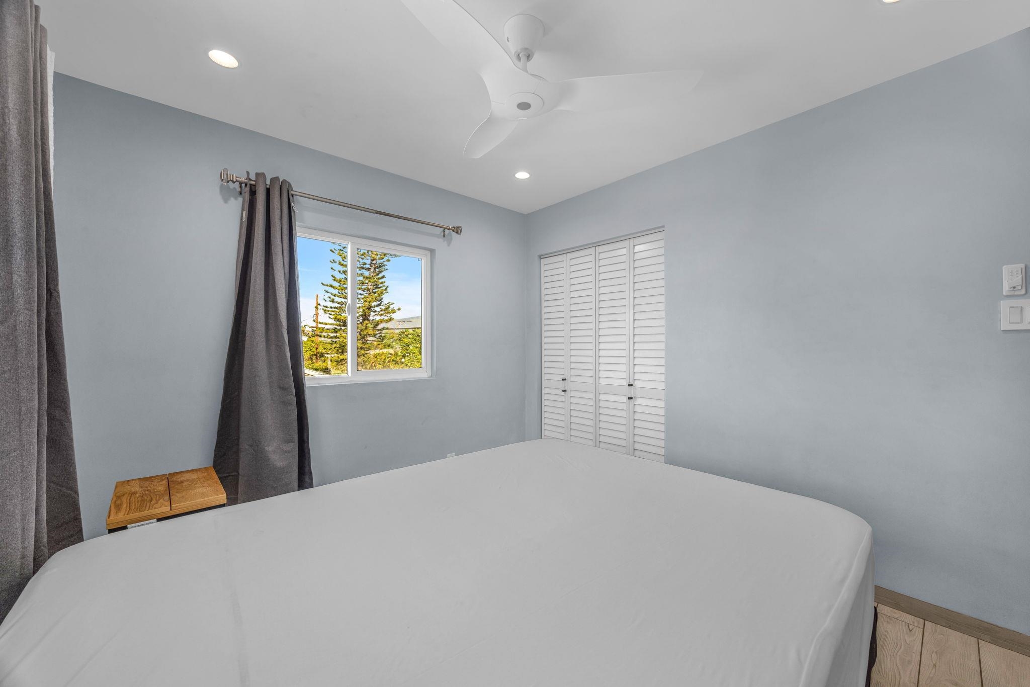 100 Auhana Road, Unit 103 Kihei, HI 96753 - Photo 25 of 43 a bedroom with a bed and a window