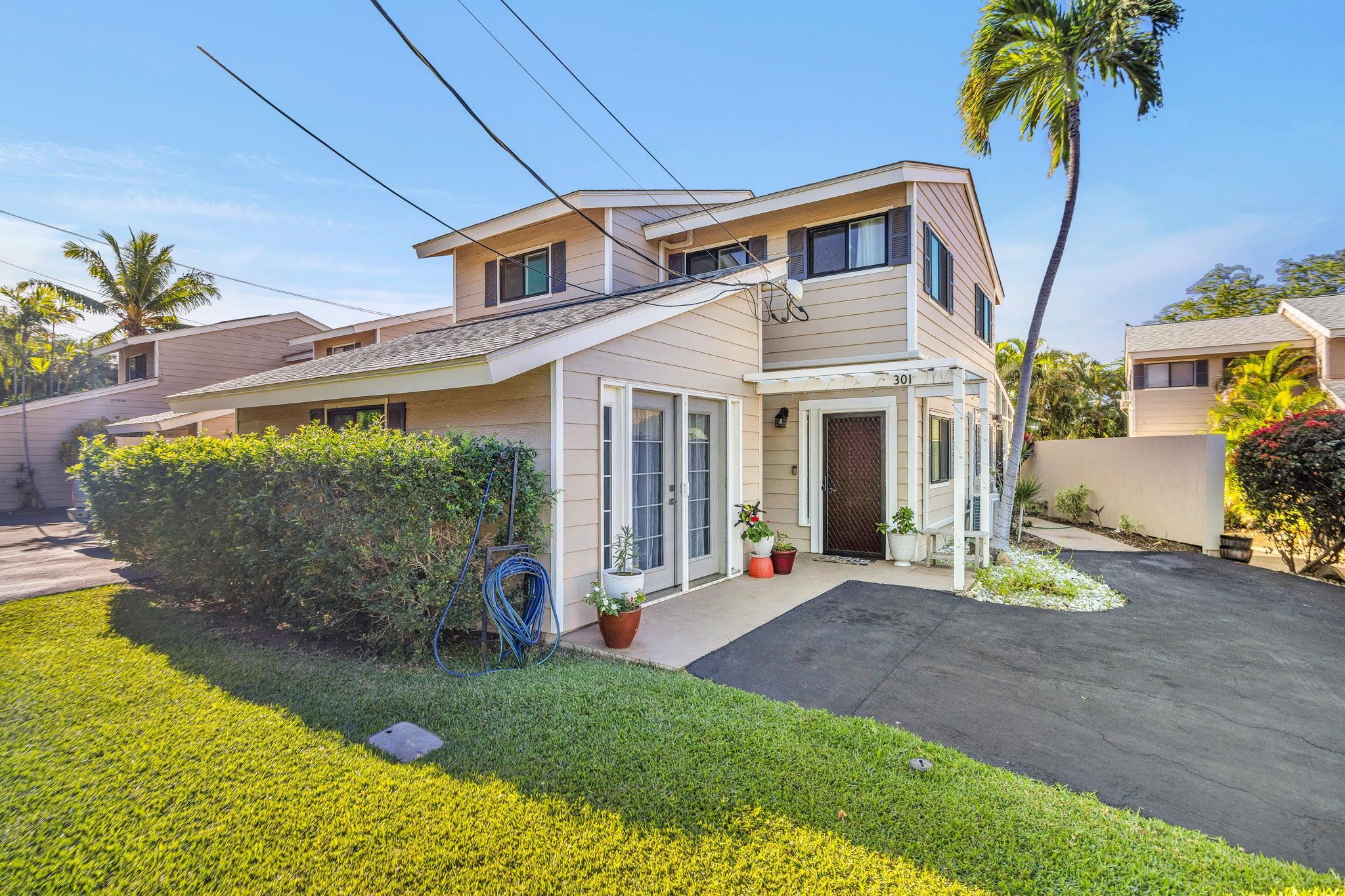100 Auhana Road, Unit 103 Kihei, HI 96753 - Photo 3 of 43 a front view of a house with garden