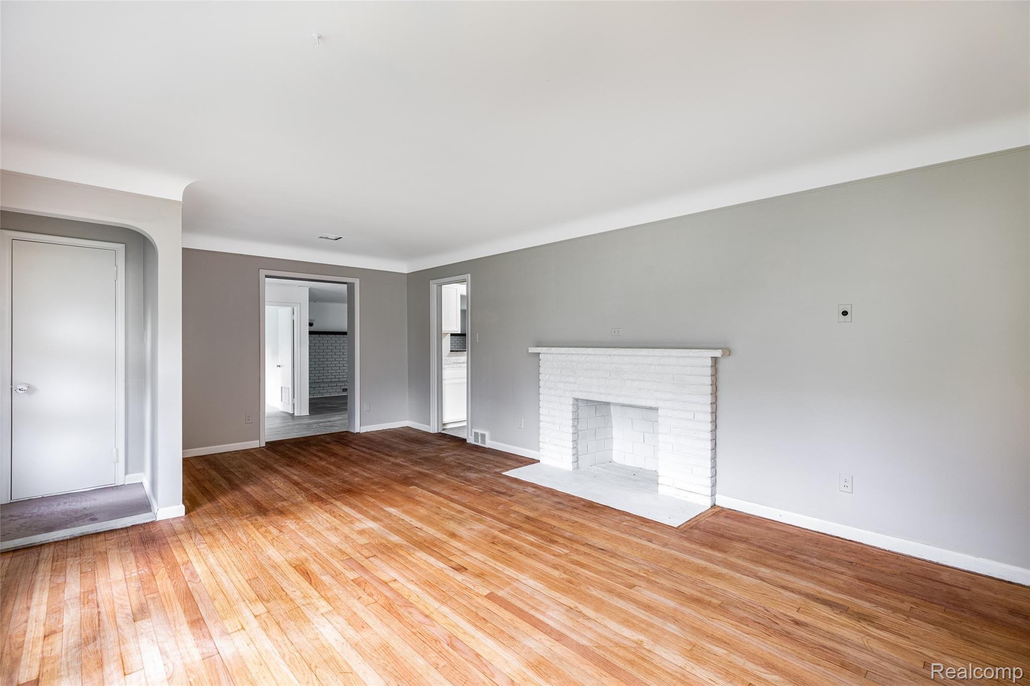 19475 Midway Road Southfield, MI 48075 - Photo 9 of 25 9.Living
