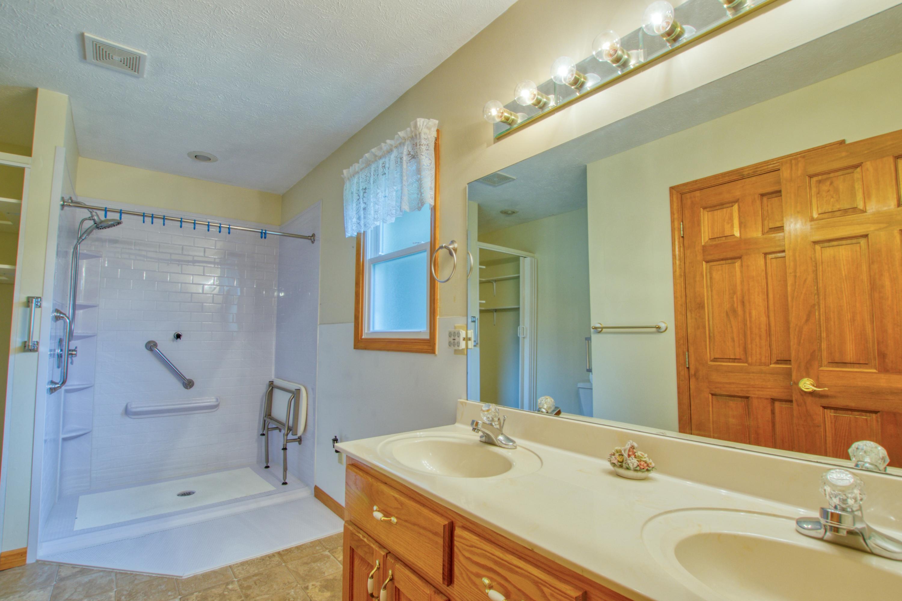 3211 Gap Creek Road Hampton, TN 37658 - Photo 27 of 33 master bath