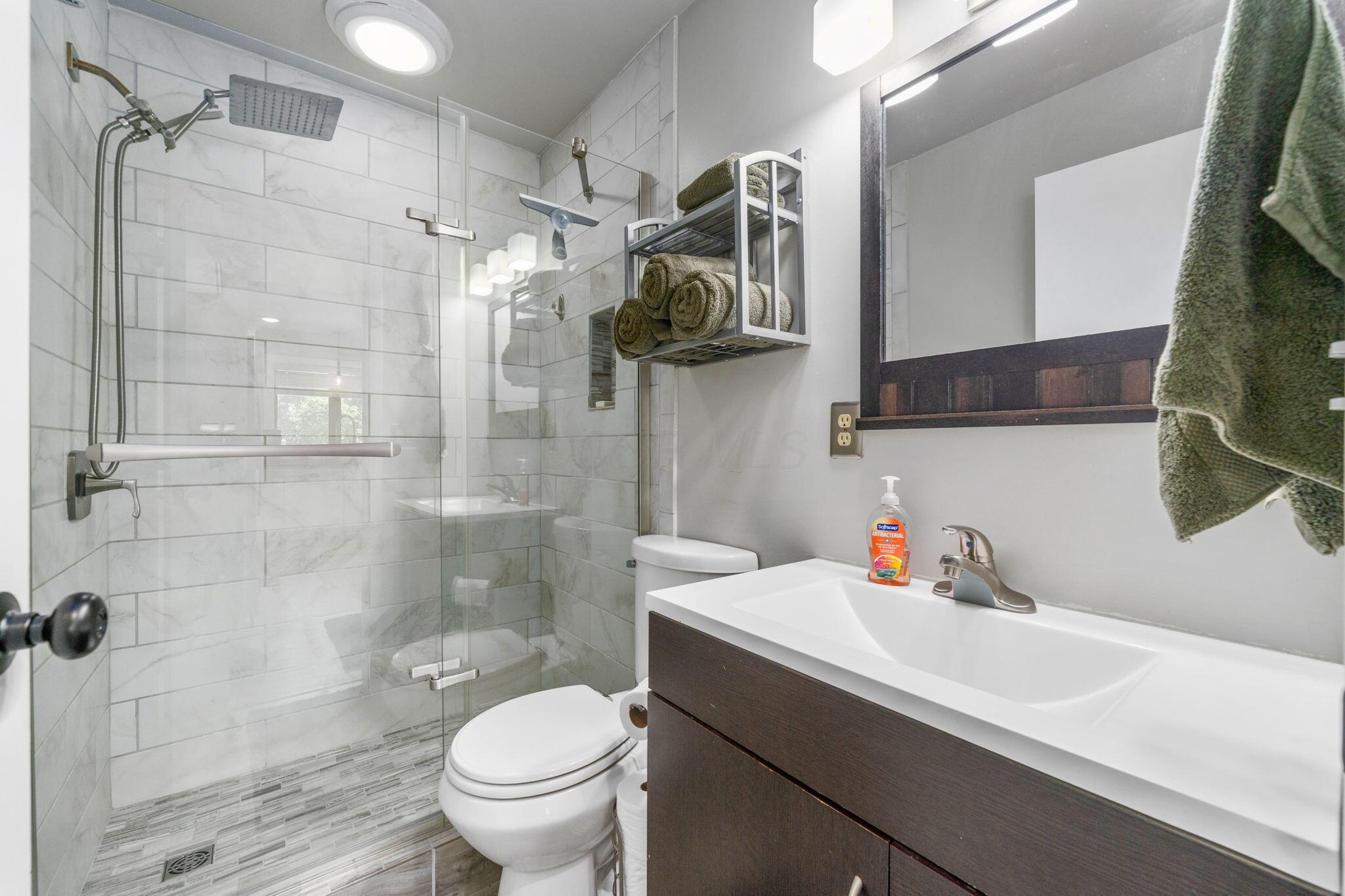 5516 Lancaster Road Hebron, OH 43025 - Photo 28 of 116 Guest bath with tiled shower
