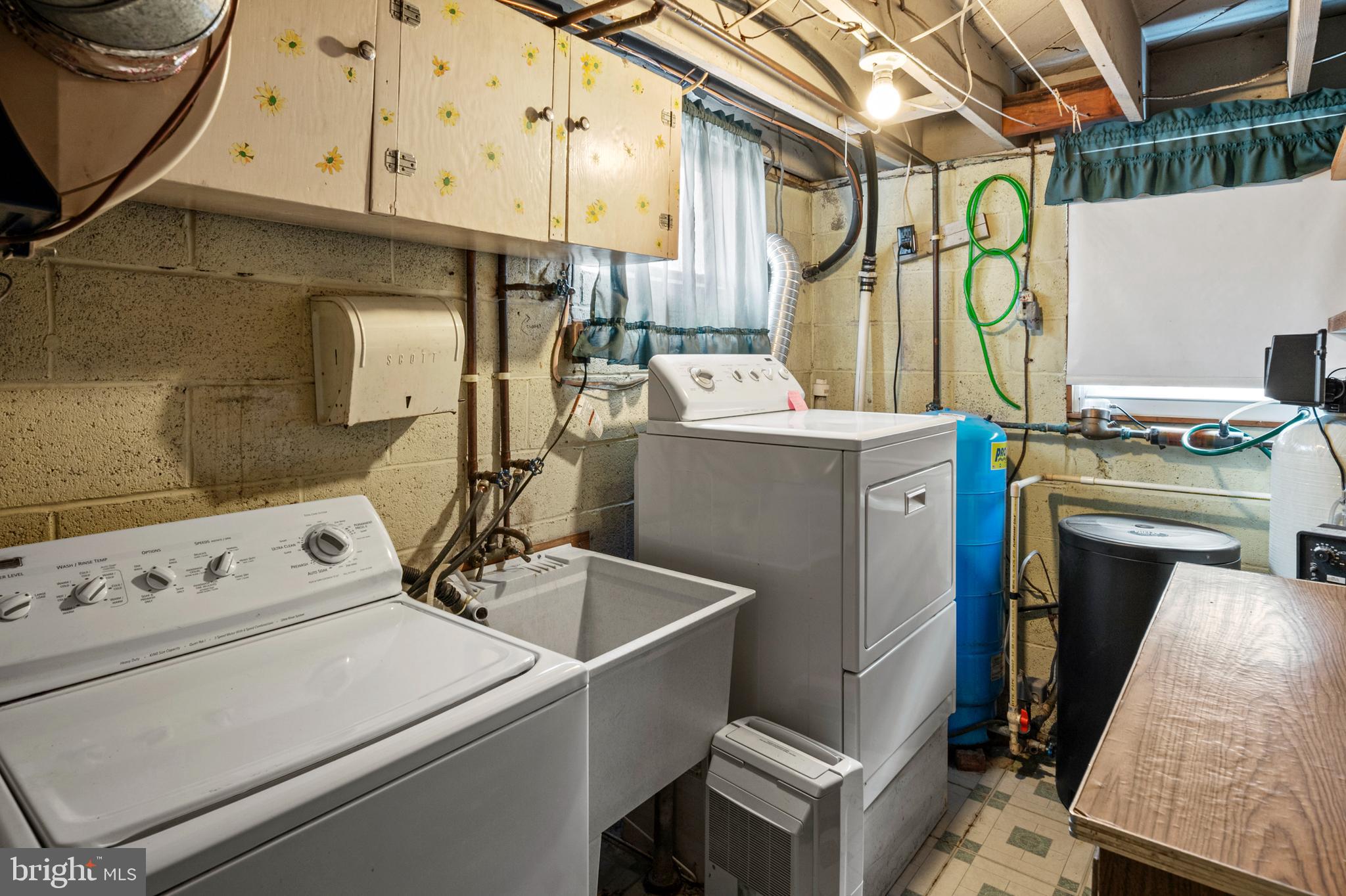 107 Holly Road Edgewater, MD 21037 - Photo 18 of 31 a utility room with dryer and washer