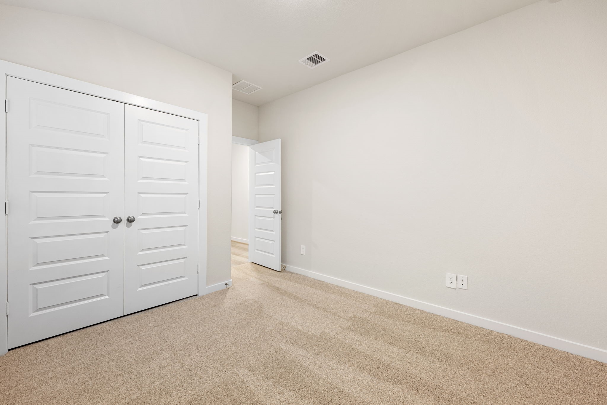 6611 Castella Drive Rosharon, TX 77583 - Photo 18 of 31 The primary bedroom provides excellent wall space, natural light, and a generously sized closet.