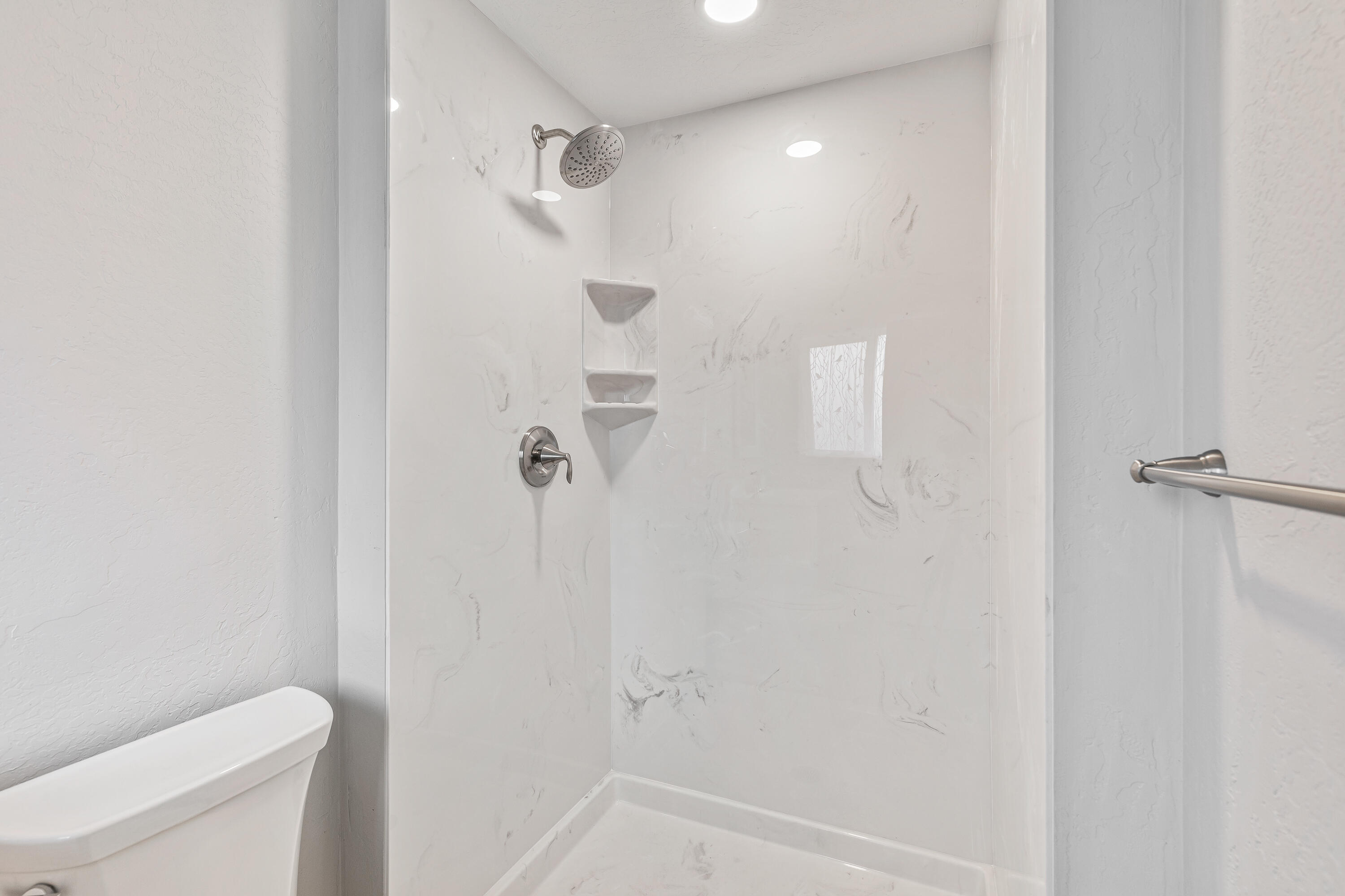 8034 Division Road White City, OR 97503 - Photo 17 of 31 Primary Shower