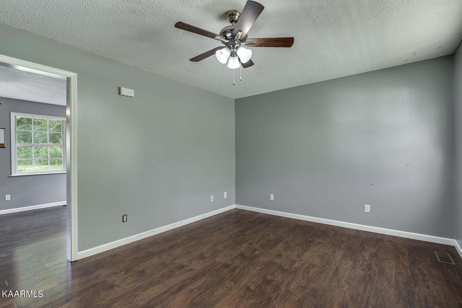 928 Davis Chapel Road La Follette, TN 37766 - Photo 5 of 33 05_DavisChapelRoad_928_Living01