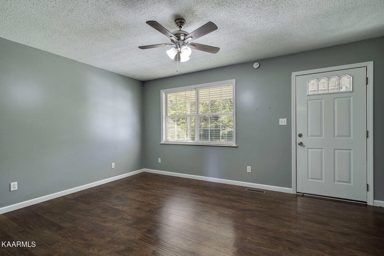 928 Davis Chapel Road La Follette, TN 37766 - Photo 6 of 33 06_DavisChapelRoad_928_Living02